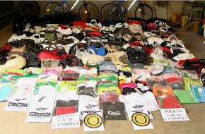 La Policia Local de Cambrils localitza un amagatall amb 400 quilos de productes falsificats
