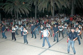 El ball country aplega un nombrós públic al passeig de les Palmeres