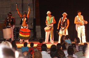 El ritme brasiler de la companyia Vida Brasil congrega un nombrós públic al Parc del Pescador