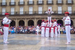 El Ball de Bastons porta la Mostra de Danses d'Armes a Cambrils