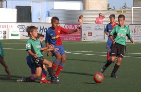 Els alevins i els infantils del Barça s'imposen als de l'Escola de Futbol Veterans