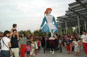 L'espectacle "Somnis d'Alícia" omple d'animació infantil el Parc del Pinaret
