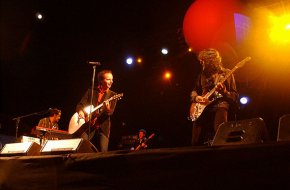 El concert de Els Pets clou la Diada en una nit marcada per les condicions meteorològiques adverses