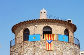 La torre del Port llueix l'estelada per commemorar els 100 anys d'aquesta bandera