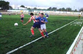 El Cambrils estrena gespa artificial golejant la Pobla de Segur