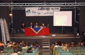L'Agrupament Escolta Gent de Mar enceta el nou curs d'activitats amb una xerrada i un populós sopar al carrer