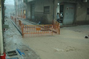 El fort aiguat d'ahir deixa prop de 65 litres per metre quadrat i nombroses inundacions i problemes circulatoris