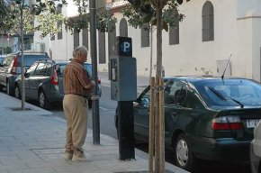 Finalitza el període estacional de zones blaves, però es manté durant tot l'any en els carrers comercials