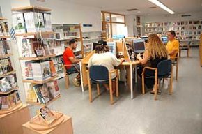 La Biblioteca ofereix recursos formatius als centres educatius de Cambrils