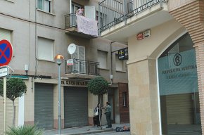 Una dona s'encadena al balcó d'un pis per exigir que els seus inquilins li paguin el lloguer