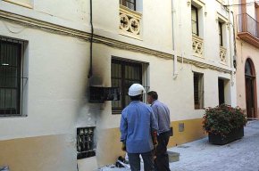 S'incendia una de les caixes elèctriques del carrer de les Creus