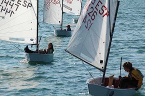 El Club Nàutic acull la V Regata Ciutat de Cambrils - Trofeu Cadena Ser d'optimist