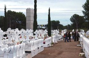 El cementiri parroquial rep la tradicional visita de nombrosos cambrilencs per la diada de Tots Sants
