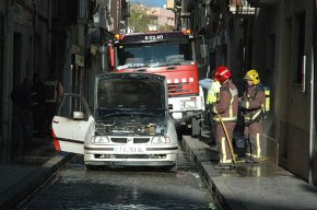 Un cotxe s'incendia al mig del carrer de l'Hospital