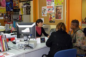 El Punt d'Informació Juvenil ofereix informació i assessorament laboral als joves amb problemes