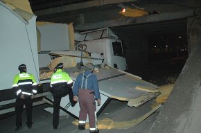 Un camió frigorífic col·lisiona contra el pont de l'avinguda d'Adelaida