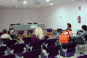 La xerrada "El benestar i la salut de la criatura" aborda diferents qüestions sobre la cura i les relacions amb els infants