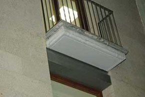 Cau una peça del revestiment d'un dels balcons del Centre Cultural 