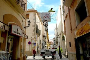 S'inicia la instal·lació de l'enllumenat nadalenc pels carrers del municipi
