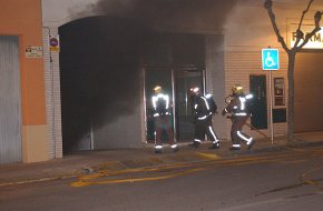 S'incendia un cotxe dins d'un pàrquing comunitari i causa l'alarma al barri de la Parellada