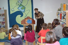 L'antic art japonès d'explicar contes arriba a l'Hora del conte de la Biblioteca Municipal