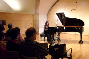 El concert de la pianista haitiana Liliane Questel omple de públic la Cripta de lErmita