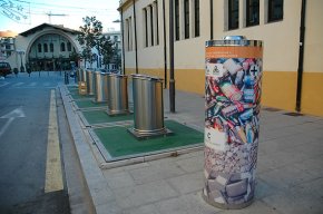 S'instal·len sis contenidors de recollida selectiva de piles, telèfons mòbils i bateries portàtils