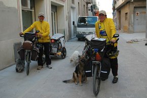 Una parella italiana porta la seva protesta contra l'abandonament dels gossos a Cambrils