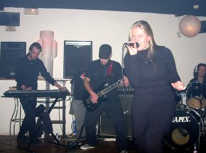 La banda tarragonina Venus Diablo actua al 'pub' Bisar de Cambrils
