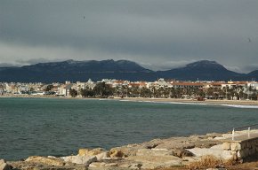 La neu arriba a les muntanyes properes a Cambrils