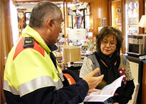 El sotscap de la Comissaria dels Mossos d'Esquadra visita alguns establiments comercials de la mà de la Unió de Botiguers