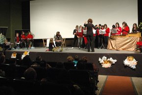 Els alumnes d'ESO del col·legi Cardenal Vidal i Barraquer celebren el seu Festival de Nadal al cinema Rambla