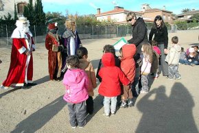 El CEIP La Bòbila rep la visita dels patges de Ses Majestats els Reis Mags d'Orient