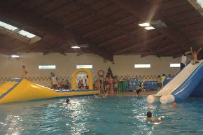 La piscina municipal s'omple d'animació amb la festa aquàtica Aquanadal