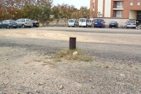Una veïna de Mont-roig denuncia la manca de senyalització d'un tub de ferro al mig de l'aparcament provisional del Mas de Moretó