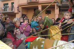 L'Agrupament Escolta Gent de Mar fa cagar el tió als carrers de Cambrils