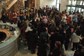 La pluja provoca que l'arribada dels Heralds dels Reis Mags d'Orient es realitzi al hall de l'Ajuntament