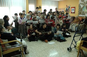L'Agrupament Escolta Gent de Mar ofereix una cantada de nadales a la Residència d'Avis Baix Camp