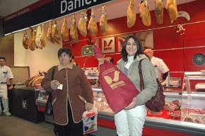 La dona i la sogra del guanyador del sorteig dels 6.000 euros fan efectiu el premi