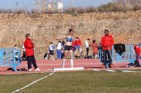 L'atleta local Elisa Laguna, protagonista de la quarta jornada de la Lliga catalana de promoció disputada a Cambrils