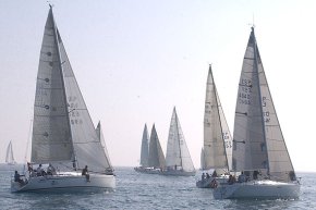 L'Ajuntament i el Club Nàutic signen un conveni per fomentar la vela lleugera als centres educatius