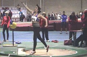 L'atleta cambrilenca Sandra Álvarez qualla una bona actuació en el campionat de Catalunya júnior de pista coberta 