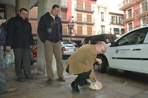 L'Ajuntament comença a fer proves de diversos productes antilliscants a la plaça d'Espanya