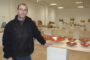 Xavier Castellnou exposa al Centre Cultural un total de 106 peces de ceràmica