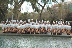 Els restauradors participants en les cinquenes Jornades de la Galera i de la cuina marinera es posen de gala