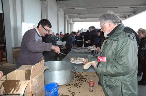 Un miler de persones s'acosten a la Cooperativa per esmorzar galeres amb calçots