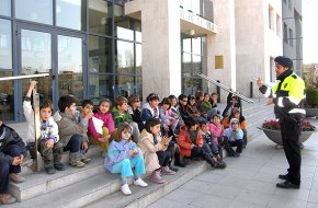 Alumnes del Vidal i Barraquer coneixen a peu de carrer la seguretat viària