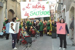 Una quarantena de nens i mares de l'espai Saltirons viuen el carnaval al carrer