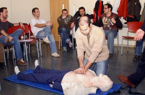 Els agents de la Policia Local realitzen un curs teòric i pràctic sobre comunicació, atenció a la víctima i primers auxilis