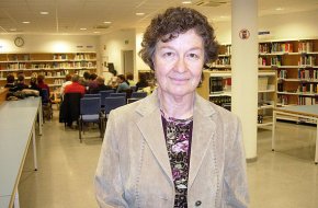 Unes 25 persones assisteixen a una tertúlia amb l'escriptora Maria Barbal a la Biblioteca